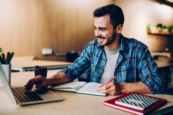 The online education market is growing with the support of universities